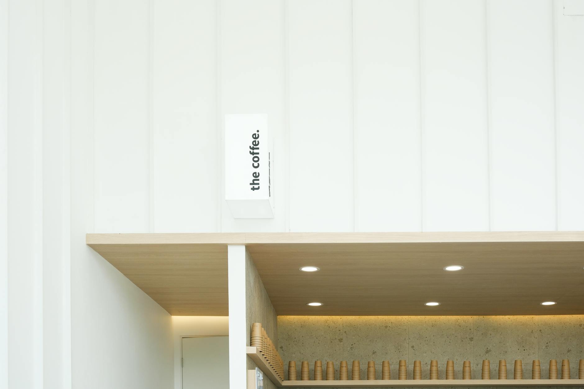 Café Innenraum mit minimalistischem Design