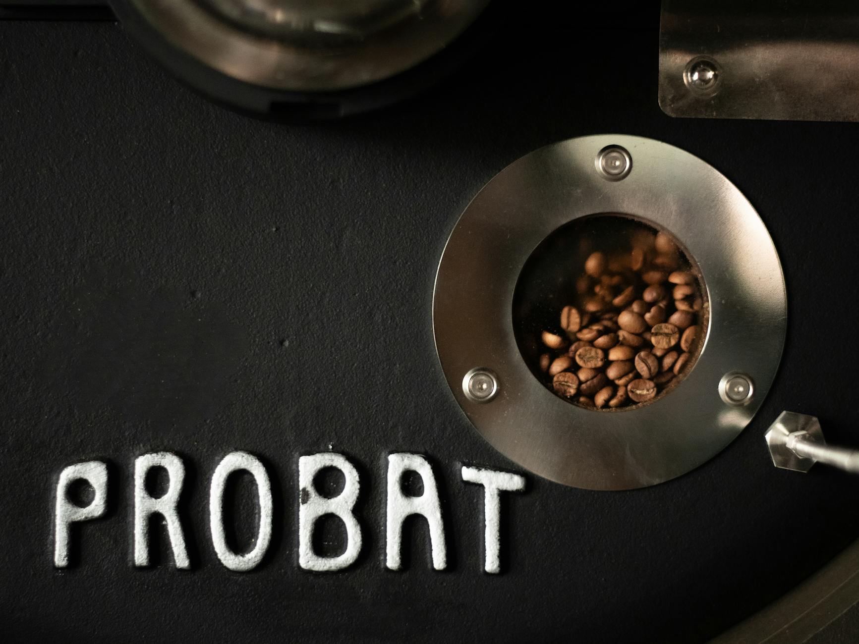Kaffeerösterei Mara — Trommelröster mit frischen Bohnen