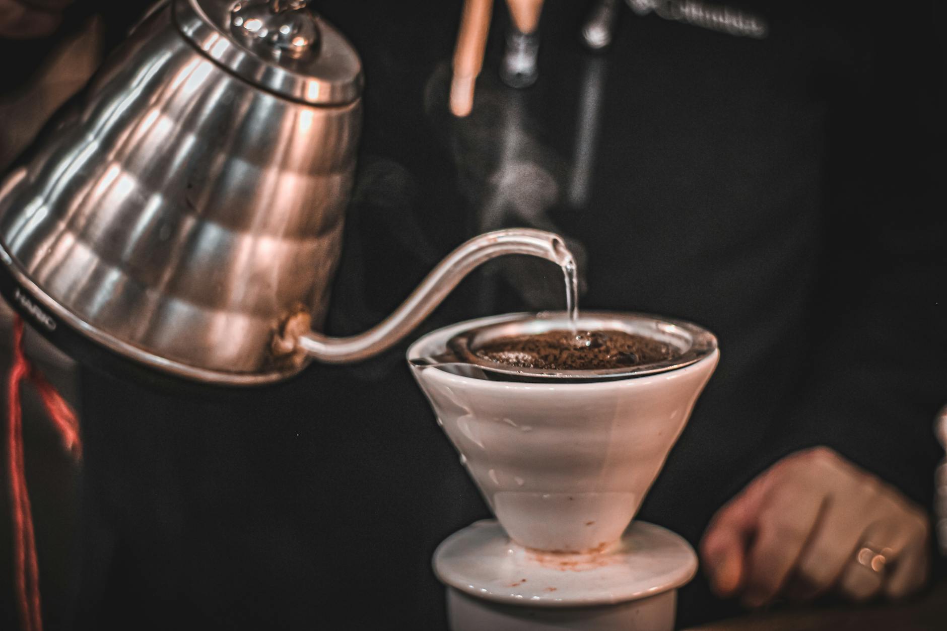 Pour-Over Kaffeezubereitung — heißes Wasser über frisch gemahlenen Kaffee